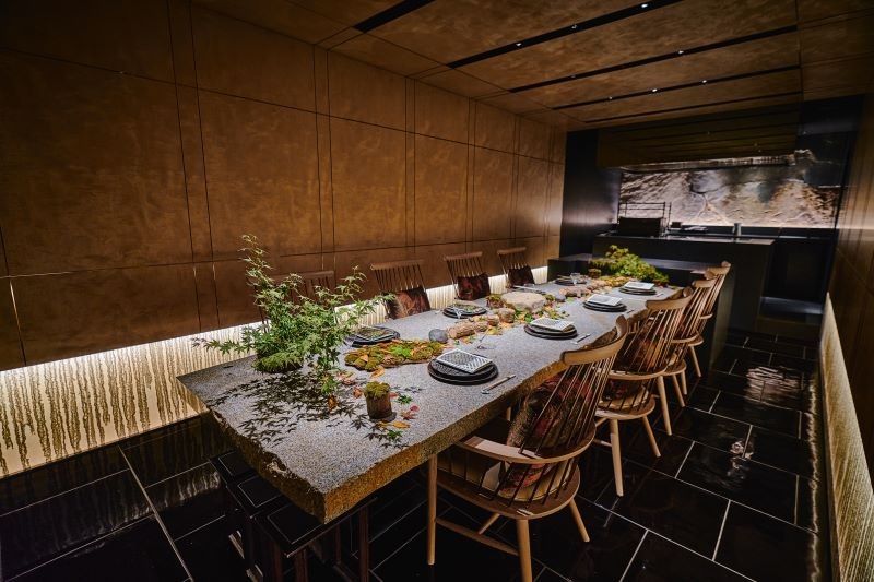 1日8席の特別な空間が今回の会場。「伝統と継承」がテーマになっている内装デザインで、京都の静けさと調和を感じさせる美しい空間です。