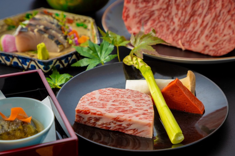 オリーブオイル搾油後の果実を乾燥させた飼料で育てられたオリーブ牛がいただけます。