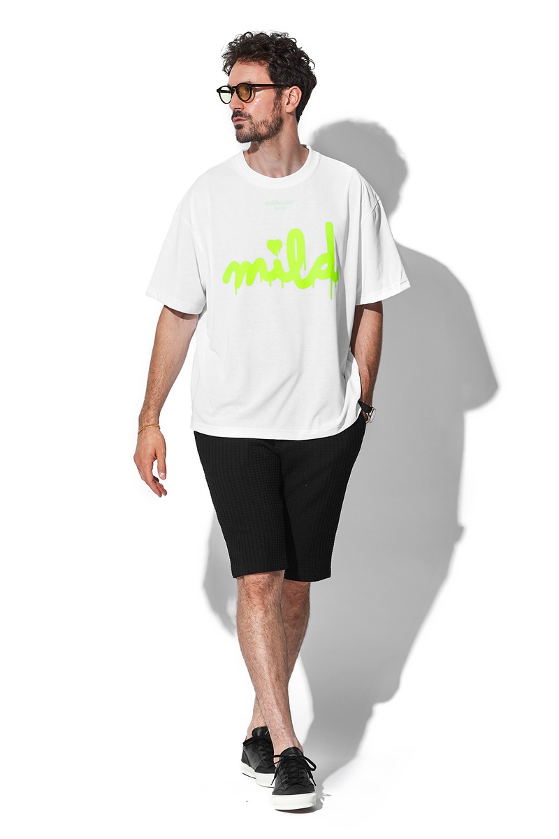 Tシャツ1万7600円／マイルドサンセット、ショーツ3万9600円／エポカ ウォモ、靴2万7500円／スピングル、サングラス3万1900円／ウェイティングフォーザサン、時計31万9000円／エドックス（すべて買えるLEON）