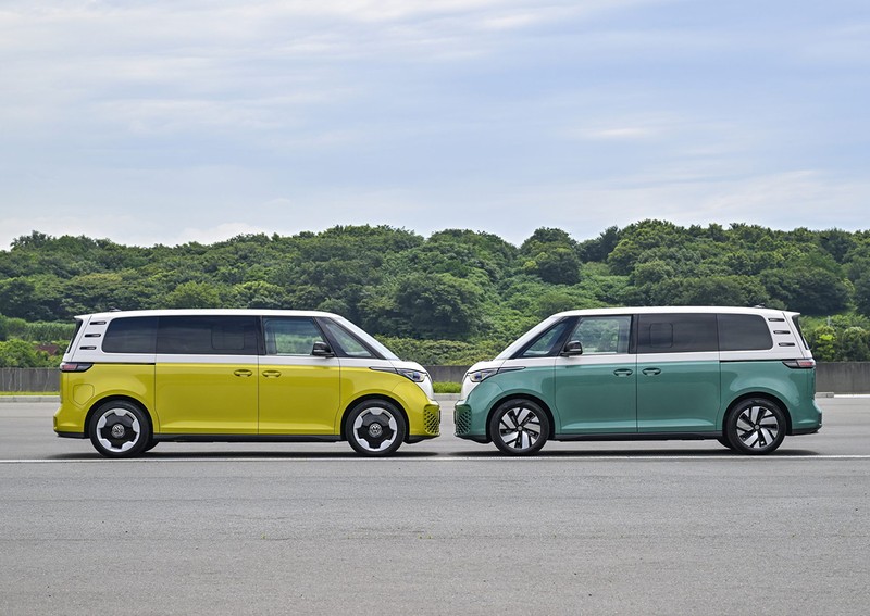 左がロングホイールベース仕様(LWB)で、右がノーマルホイールベース仕様(NWB)。LWB仕様はホイールベースを250mm延伸し7人乗りとなっている。