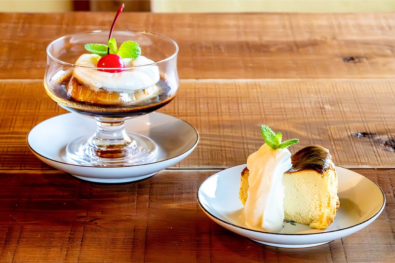 「つきよの見晴らしcaféろば」 「手づくりプリン」（400円）、「バスクチーズケーキ」（600円）