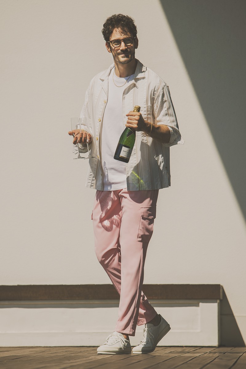 パンツ3万6300円／キリュウキリュウ、シャツ20万200円／ブリオーニ、デニム4万9500円／リプレイ、サンダル3万800円／アクアスキュータム、バッグ8万8000円／ダニエル&ボブ（すべて買えるLEON）