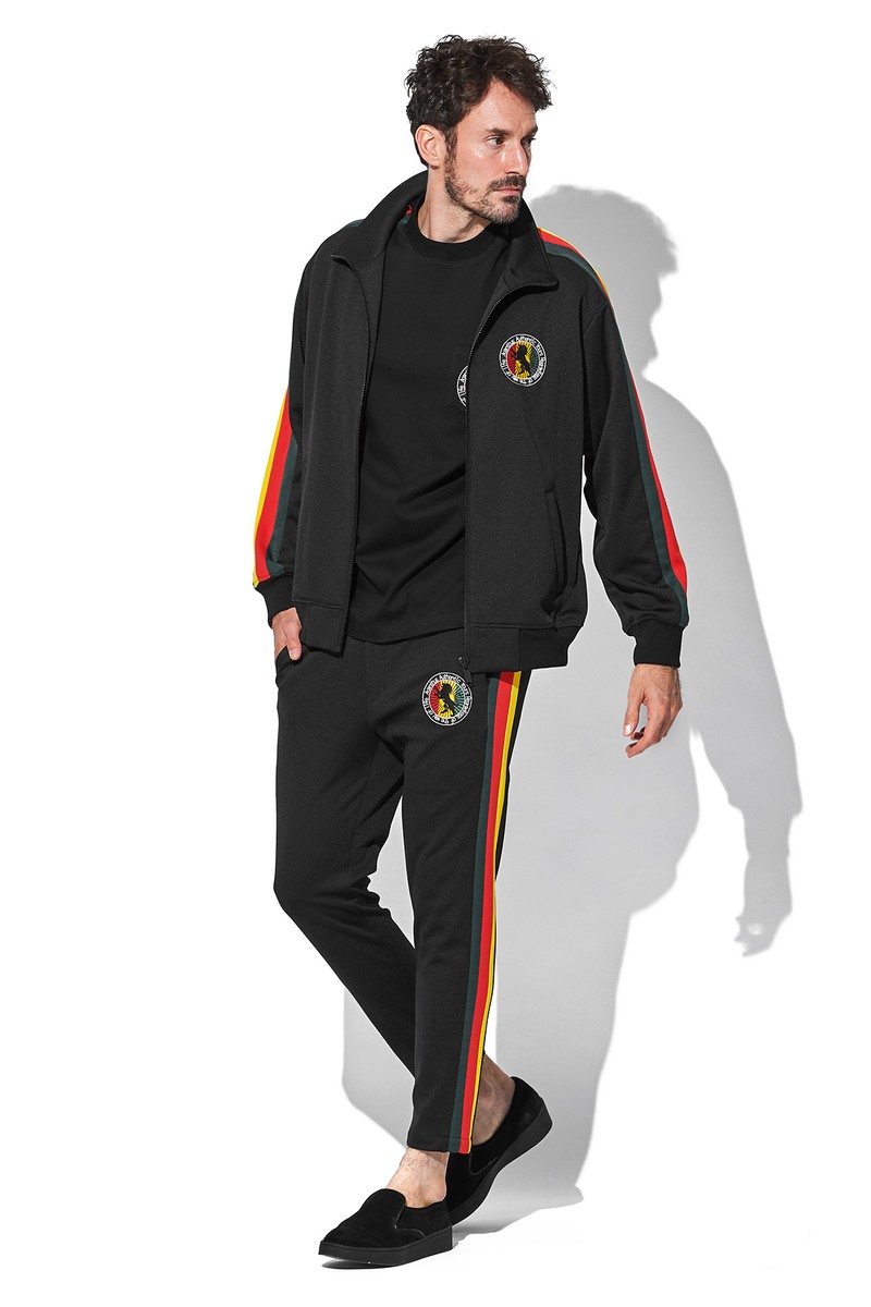 パンツ2万9700円、ジャケット3万3000円、カットソー1万5400円／すべてアカンサス、靴4万9500円／ペリーコ サニー（すべて買えるLEON）