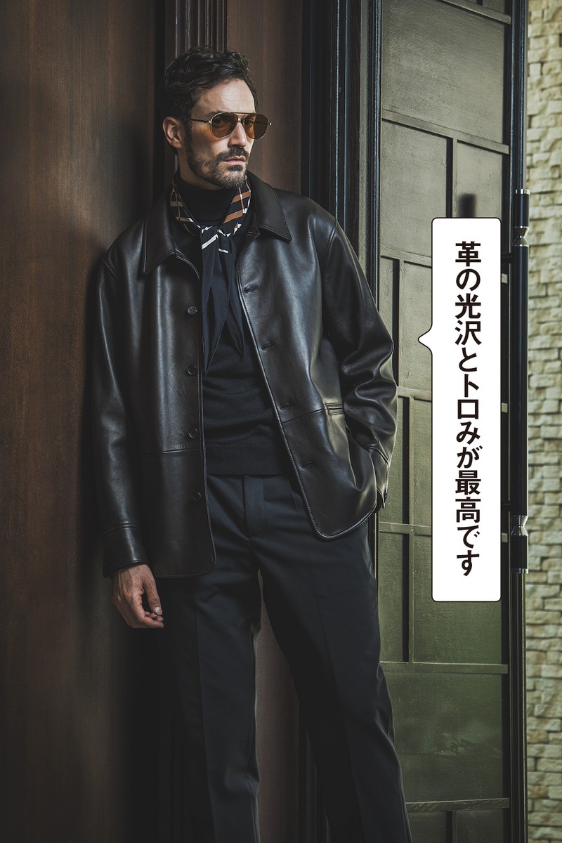 パンツ3万9600円／エムバイ、スカーフ3万6300円／アット ヴァンヌッチ、サングラス12万1000円／アコニ（すべて買えるLEON）、そのほかはスタイリスト私物