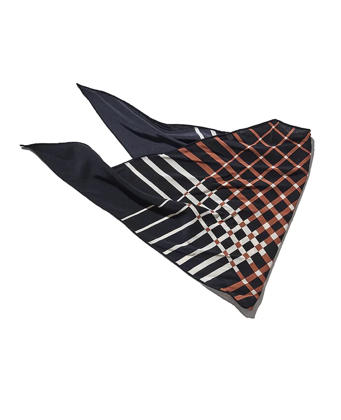 スカーフ3万6300円／アット ヴァンヌッチ（買えるLEON）