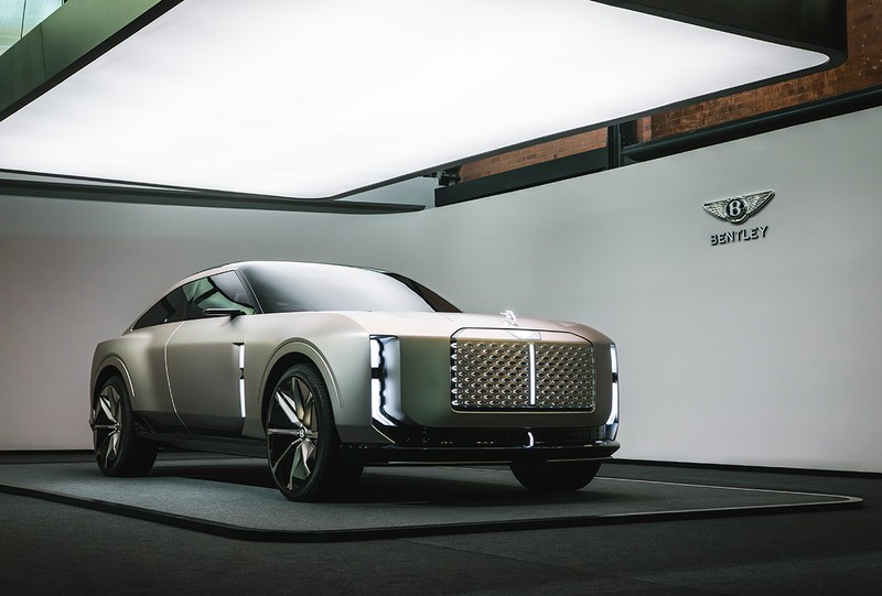 電動化時代を迎えるこれからのベントレー・デザインを牽引するコンセプトカーとして7月9日にワールドプレミアされたEXP15。