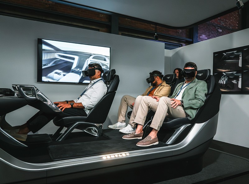 デザイン・センターでは VRを用いてEXP15の3シーター・インテリアを体験することもできた。