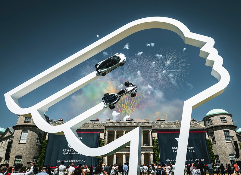 今年のグッドウッドFoSのメインテーマは、稀代のF1デザイナー、ゴードン・マレー。セレモニーでは花火も打ち上げられた。