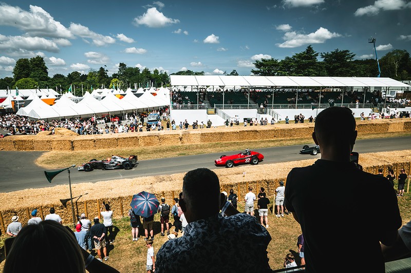 場内のベントレー・ブースのラウンジからは、すぐ目の前を疾走するF1やスーパーカーが観戦できた。