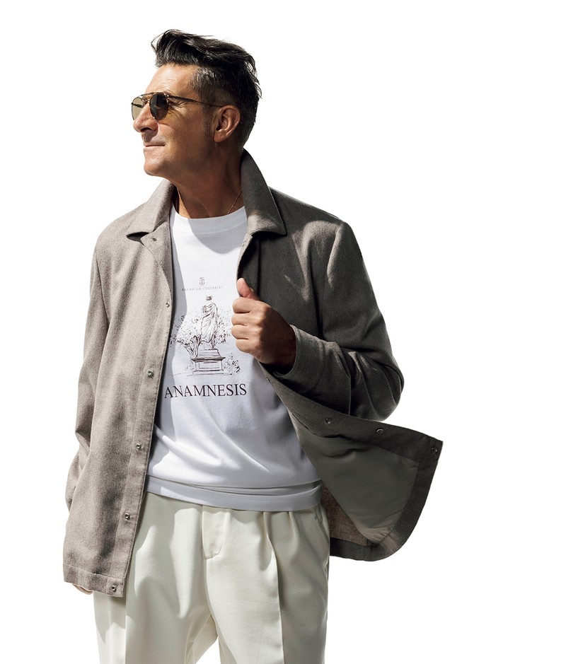 ジャケット97万9000円、Tシャツ10万1200円、パンツ30万9100円、サングラス11万5500円/すべてブルネロ クチネリ (ブルネロ クチネリ ジャパン)