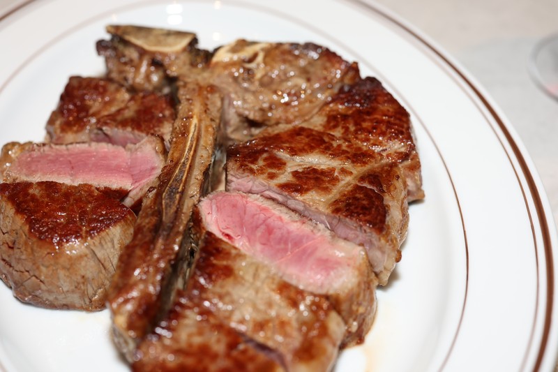 右側がサーロイン、左がフィレ。食べ比べができるのもT-BONEの魅力。「肉好きとしてはこのビジュアルだけでもぐっときますね〜」と幸四郎さん。