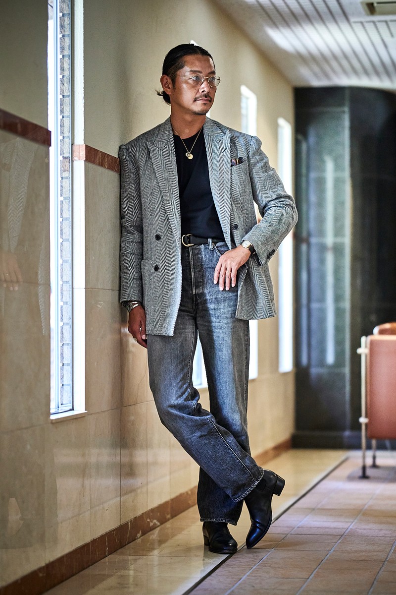 モノトーンでまとめたジャケットスタイルは、モダンクラシックな印象。ジャケット6万5890円／GOOVI（SUIT SQUARE） 、Ｔシャツ1万6500円／WEARLNESS、ジーンズ3万5200円／アーク（ともにWEARLNESS） その他のアイテム・私物