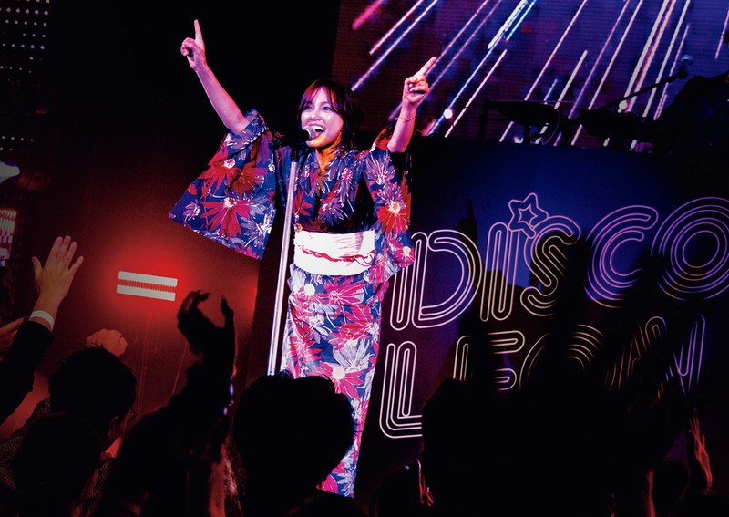 六本⽊が真っ⾚に染まった⼤⼈のための夏祭り「DISCO LEON 2025」速報リポート
