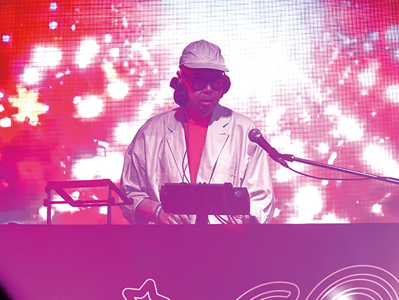 六本⽊が真っ⾚に染まった⼤⼈のための夏祭り「DISCO LEON 2025」速報リポート