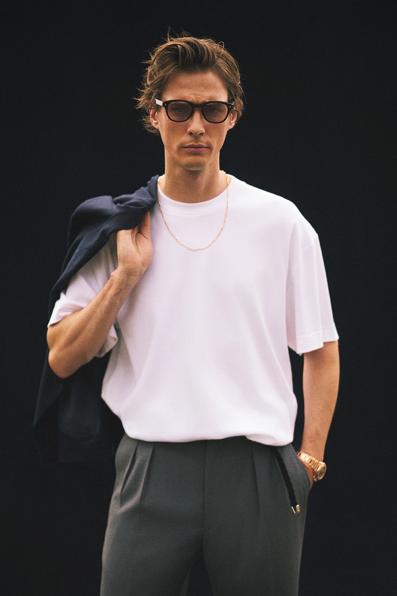 Tシャツ1万8590円／サンスペル（サンスペル カスタマーサービス）、パンツ5万7200円、手に持ったジャケット14万3000円／ともにタリアトーレ（トレメッツォ）、サングラス3万9600円／ロッツァ（デリーゴジャパン）、コンバーチブルネックレス32万円／ギンザタナカ、時計1408万円／ゼニス、ベルト3万800円／アルベルト ルティ（アマン）