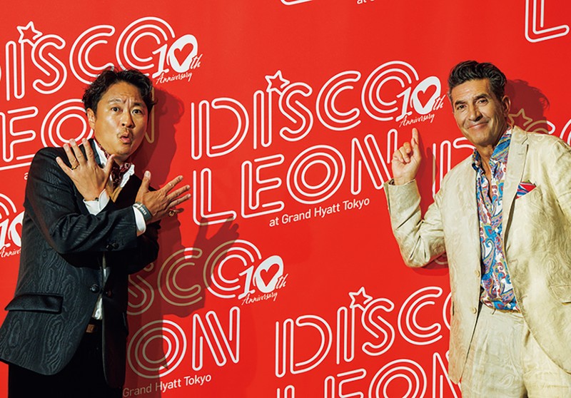 六本⽊が真っ⾚に染まった⼤⼈のための夏祭り「DISCO LEON 2025」速報リポート