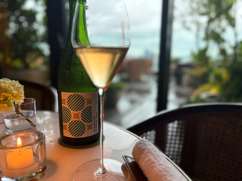 1杯⽬は「HEIDEE WINERY」の軽やかな⾟⼝スパークリング「QUARTET SPARKLING FLOWER 2024」。甲州とヤマ・ソーヴィニヨンをブレンドした、⼣景のように美しいロゼ。