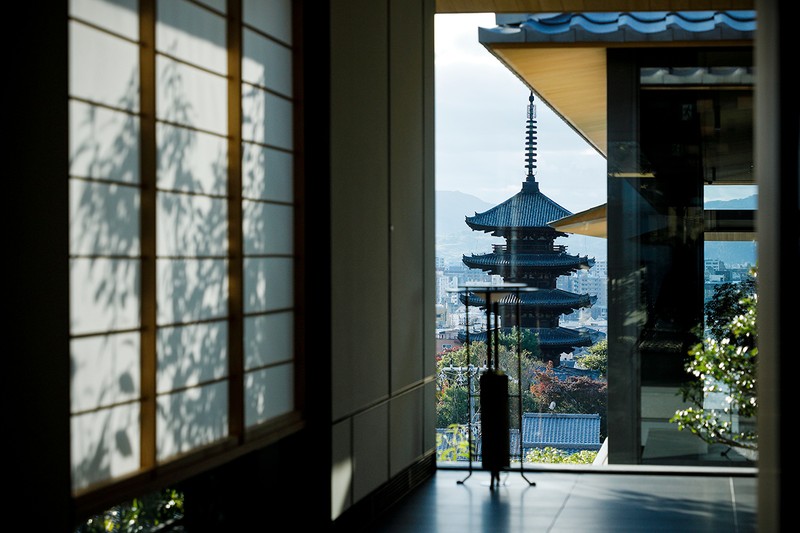 5階の廊下からの眺め。八坂の塔は飛鳥時代(6世紀)に聖徳太子が創建したと伝えられ、現在の塔は1440年に足利義教によって再建された。