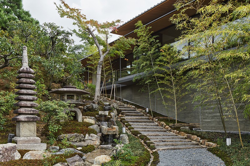 歴史ある日本庭園に新たに建てられたホテルが溶け込む。