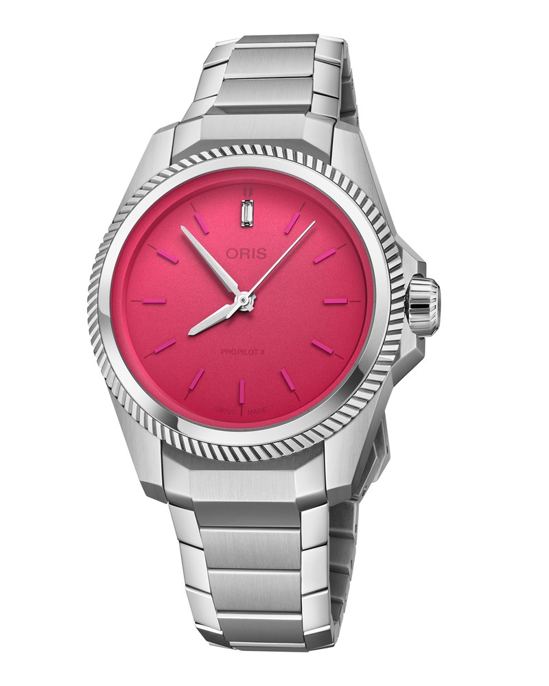 「プロパイロットX ミス・ピギー エディション」自動巻き、SSケース(34mm)✕ブレスレット。10気圧防水。47万6300円/オリス