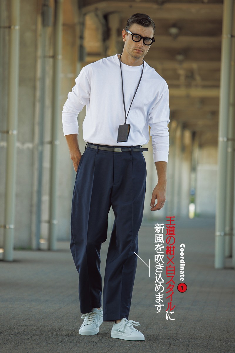 Tシャツ2万900円／エイトン、キーストラップ5万3900円／エイトン ウィズ ナウハウ ストゥディオ（ともにエイトン青山）、パンツ5万5000円／マッキントッシュ ロンドン（SANYOSHOKAI カスタマーサポート）、ベルト3万6300円／オーラリー、