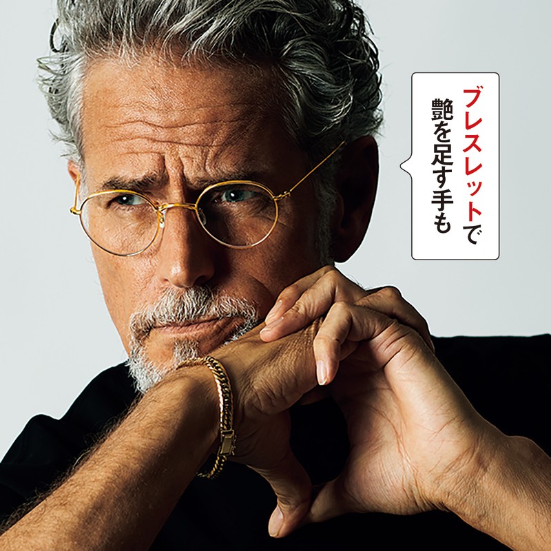 メガネ16万5000円/10 アイヴァン(アイヴァン PR)、Tシャツ8800円/ブルックス ブラザーズ(ブルックス ブラザーズ ジャパン)、ネックレス60万2000円(参考価格)、ブレスレット84万2800円(参考価格)/ともにギンザタナカ
