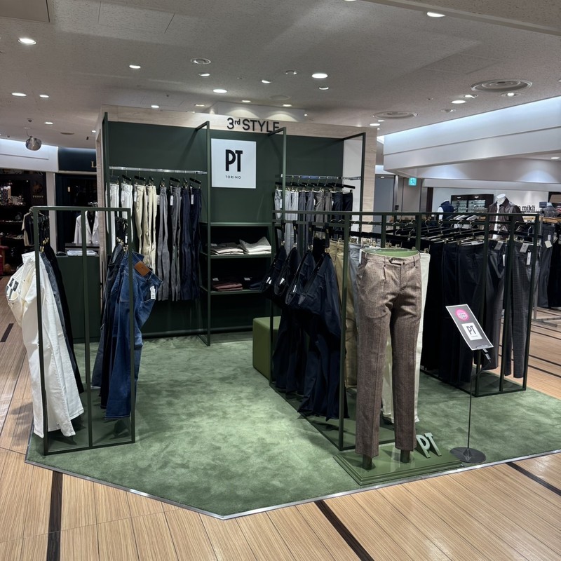 イタリア・ミラノのショールームをイメージし、グリーンを基調に仕立てられた心地よい空間には、デニムを含む圧巻のパンツバリエーションがずらり。美脚シルエットを武器にした大人のパンツ専業ブランドだけに、「一本でスタイルを変える」ラインナップに出会えること間違いなし。スラックスをはじめ、デニム、チノなど、お好みのスタイルに合わせたモデルが勢ぞろいいたします。