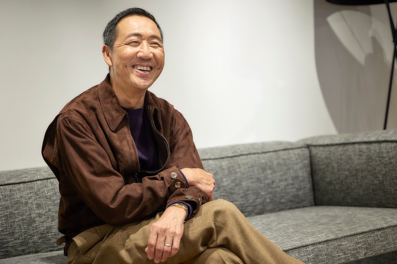 シューズも含めスエードの持つソフトなエレガンスを好む鴨志田さん。大人の余裕を感じさせます。