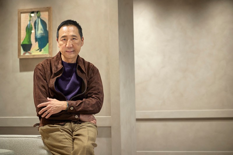 今季の秋も絶対注目したいスエードブルゾンの装い。ウェルドレッサーの鴨志田さんは、絶妙な差し色セーターを着込んでメリハリを演出。