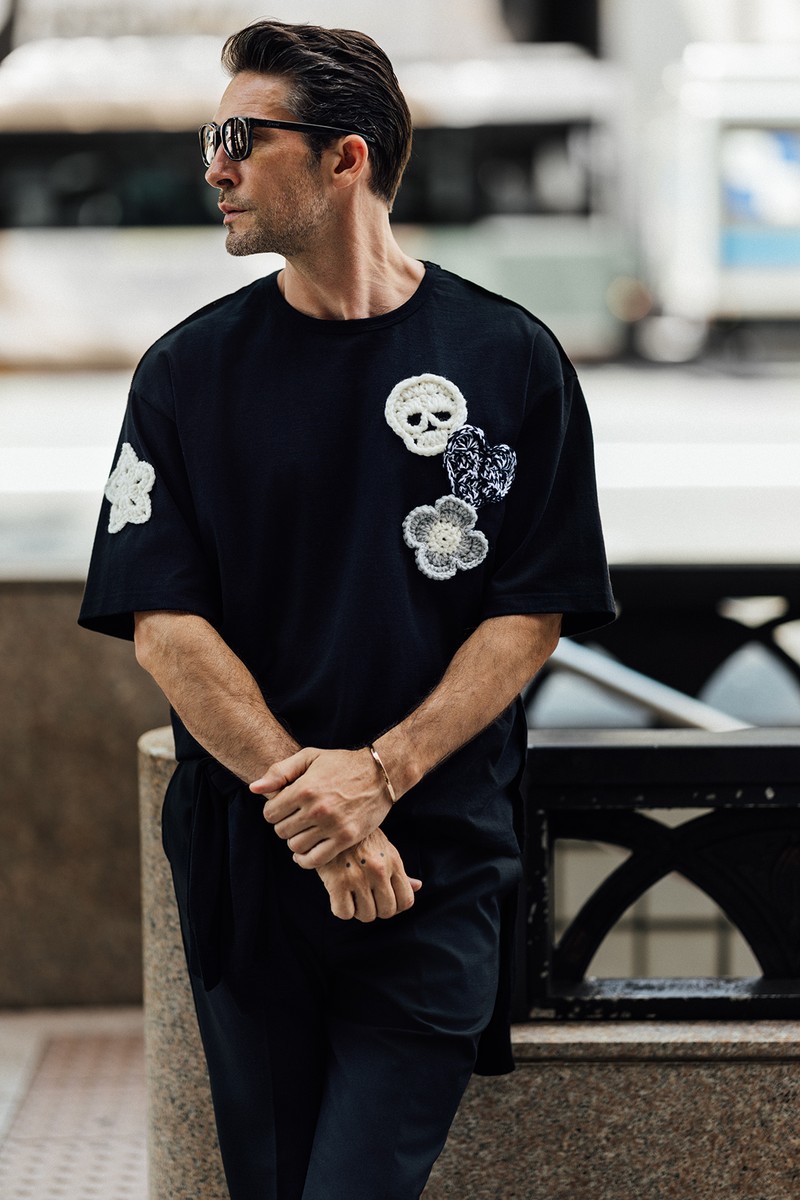 Tシャツ2万4200円／ディスカバード、パンツ3万9600円／エムバイ、ニット3万9600円／ウィス・キー、サングラス3万6300円／アイヴォル、ブレスレット25万9600円／ジェントルマン（すべて買えるLEON）