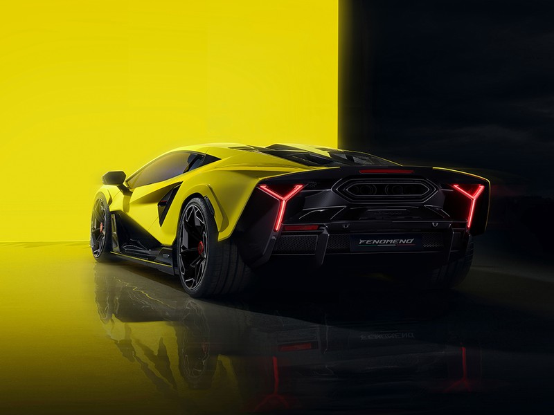 テールのY字はランボルギーニ車のアイコン 。