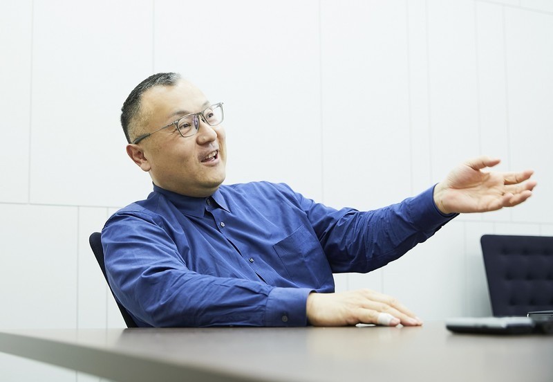 放送作家・戦略的PRコンサルタントの野呂エイシロウさん。LEONでは、野呂エイシロウの「それはまた誰かのハナシ」を連載中。