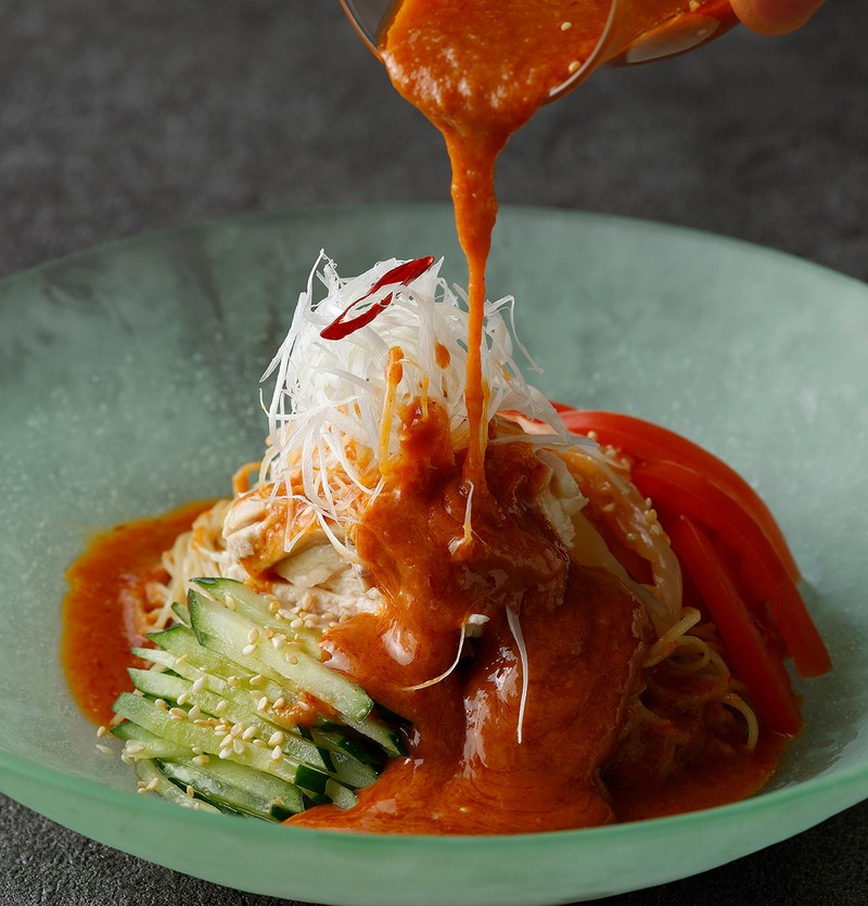 「棒棒鶏冷麺 　胡麻と落花生の特製ソース」3200円（税・サービス料込み）　広東料理「龍天門」／ウェスティンホテル東京　