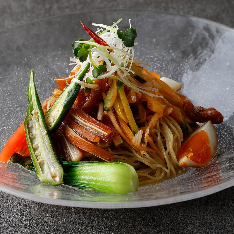 「豚耳の醤油煮と野菜の辛味和え冷麺」3200円（税・サービス料込み） 広東料理「龍天門」／ウェスティンホテル東京