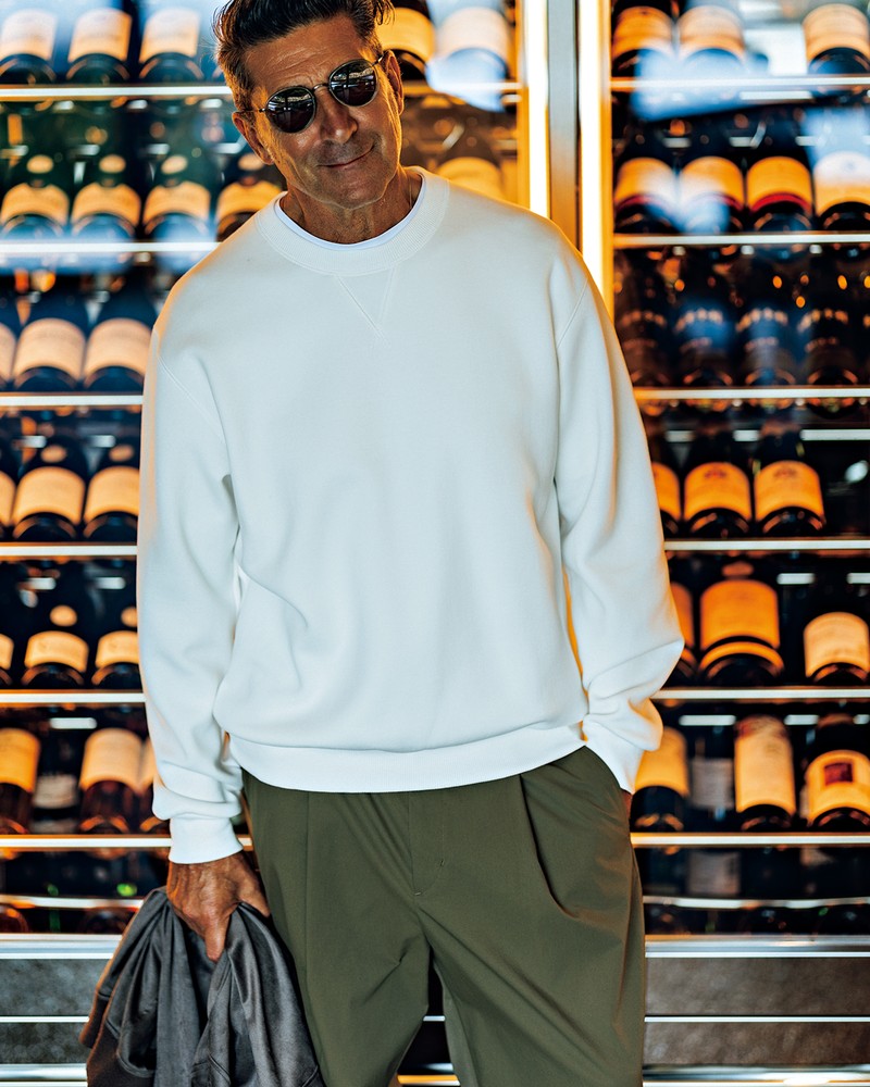 スウェット8万6900円、Tシャツ3万3000円、パンツ5万9400円、ブルゾン16万3900円／すべてヘルノ（ヘルノ・ジャパン）、サングラス5万600円／アイヴァン（アイヴァン 東京ギャラリー）