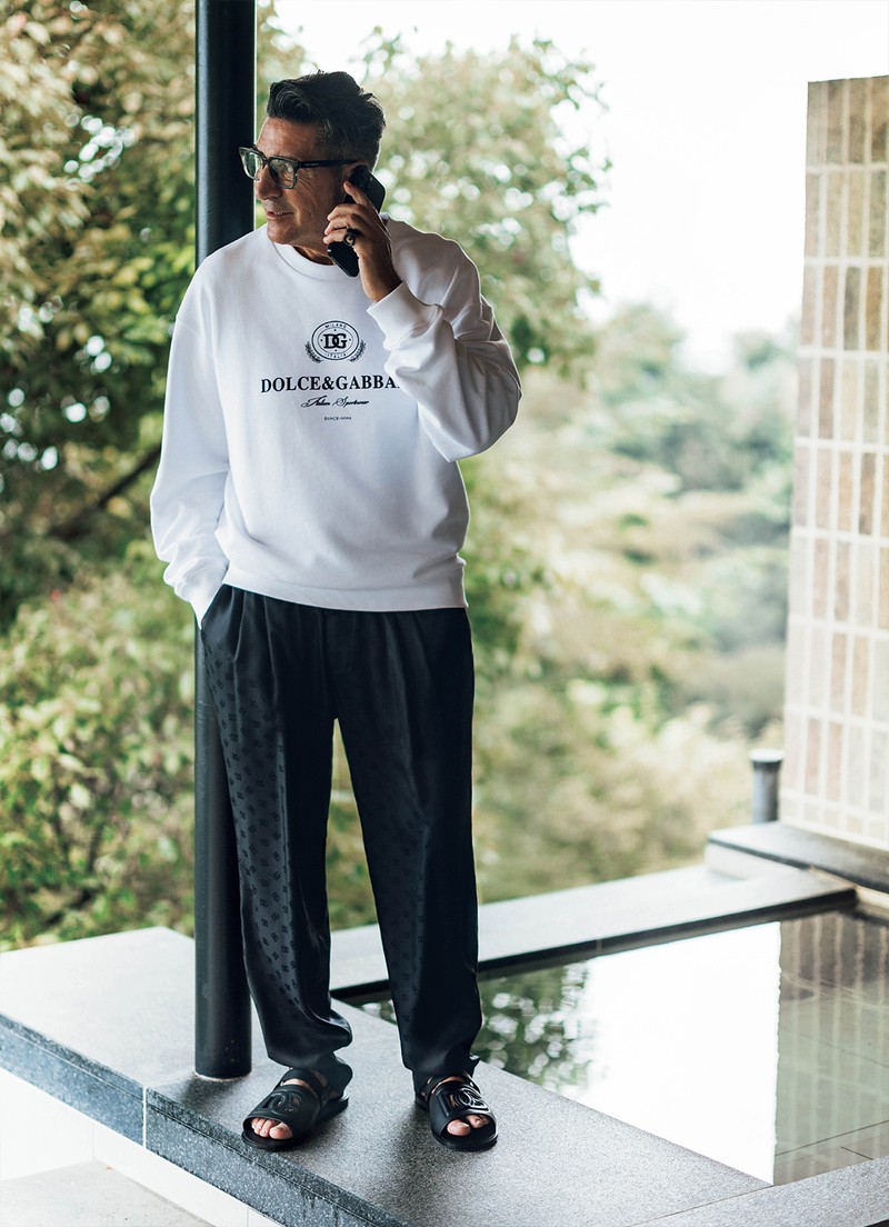 スウェット10万4500円、パンツ25万3000円、サンダル13万6400円、リング11万2200円／すべてドルチェ＆ガッバーナ（ドルチェ＆ガッバーナ ジャパン）、メガネ4万3450円／ドルチェ＆ガッバーナ（ルックスオティカジャパン カスタマーサービス）