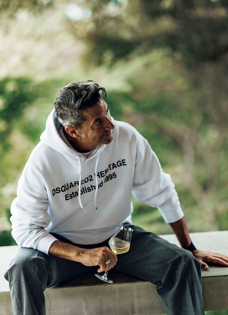 フーディー10万2300円、Tシャツ3万9600円、パンツ16万6100円／すべてディースクエアード（ディスクエアードスタッフ インターナショナル ジャパン クライアントサービス）、その他はスタイリスト私物