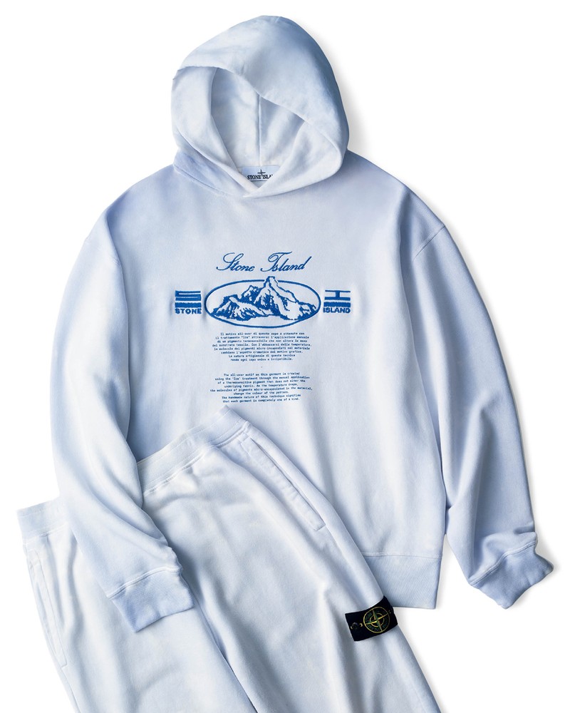 フーディー15万2900円、スウェットパンツ13万2000円／ともにストーンアイランド（ストーンアイランドジャパン）