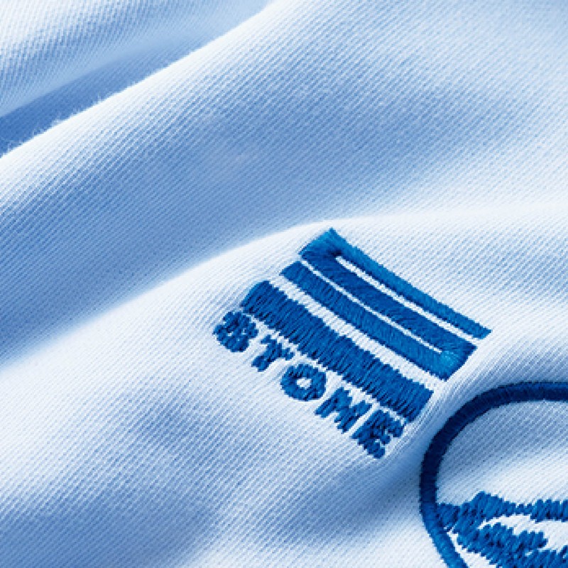 フーディー15万2900円、スウェットパンツ13万2000円／ともにストーンアイランド（ストーンアイランドジャパン）