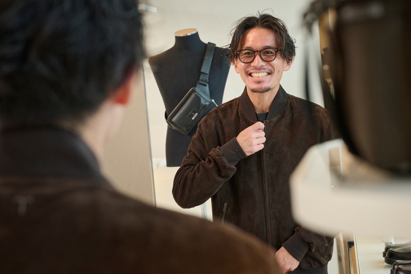 トッズ 「パシュミー」 スタイリスト四方章敬さん(43)、コミュニケーションプランナー安武俊宏さん(40)、伊勢丹新宿店 メンズ館5階 メンズテーラードクロージングバイヤー稲葉智大さん(38)、メンズファッションバイヤー/ファッションディレクター福島雄介さん(39)