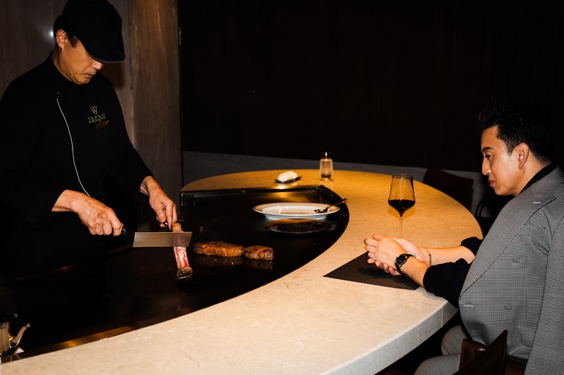 大胆かつ繊細なシェフの手捌きを見つめる幸四郎さん。「この技がさらに肉を美味しくしてくれるんでしょうね」