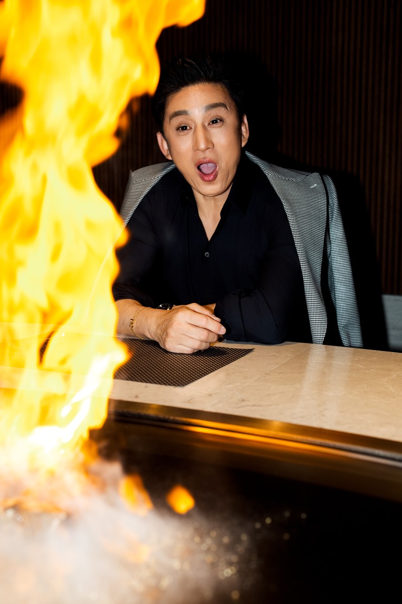 間近でフランベされる肉を見て驚きの表情。演出効果ももちろんありますが、こうすることで肉の表面がしっかりと焼き込まれ、肉の旨みを閉じ込めることができるんだそうです。