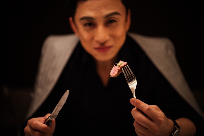 松本幸四郎の「“肉”十八番！ 圧巻の火柱！ ほとばしる肉汁！ 旨みが爆ぜる“鉄板焼き”の巻