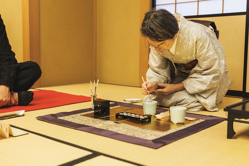 「源氏香」、スタートです。まずは先生がその日に使用する香木を数種類用意して、任意の順にひとつずつ香炉で焚いていきます。
