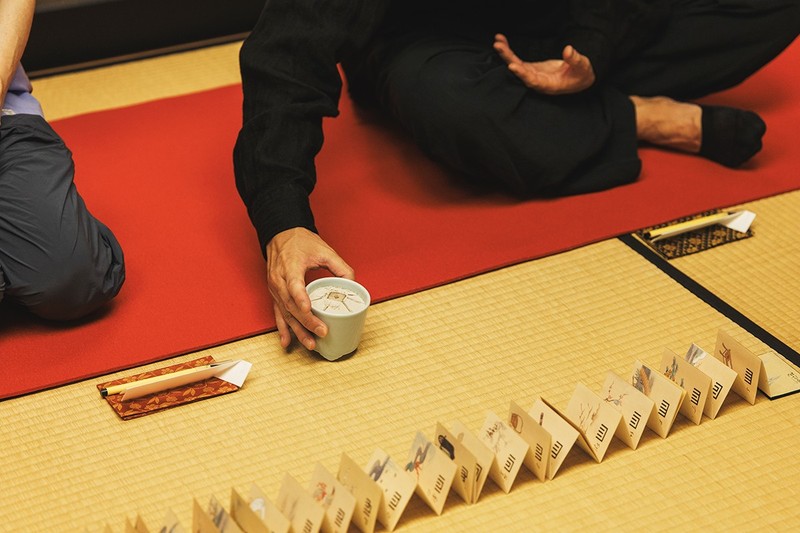 親指と人差し指の間から、深く息を吸い込むように3度嗅いだら、次のメンバーに聞香炉を回します。聞香炉を水平に保って、上に載っている香木がずれないように移動させることも大切です。