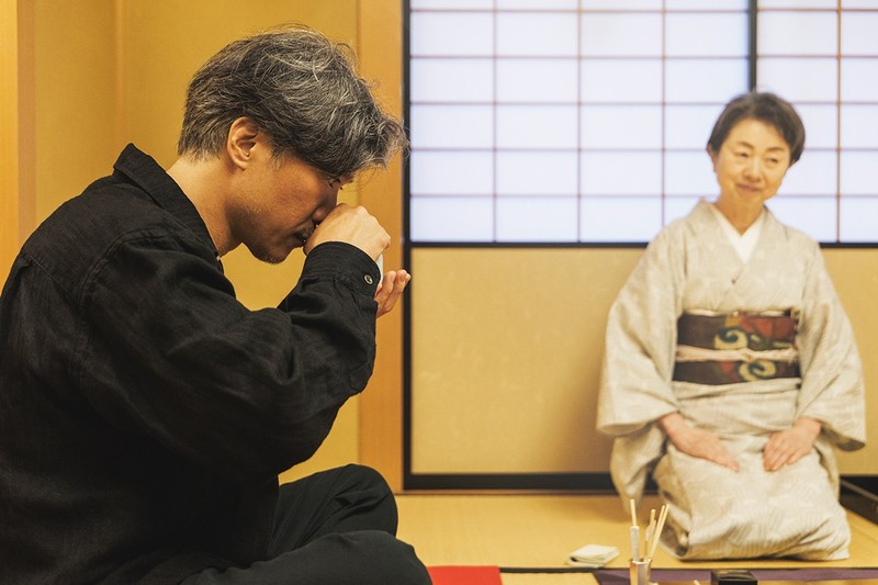 先生から回ってくる香木の器=聞香炉をしっかり鼻と心で「聞いて」、その香りを記憶にとどめます。左掌を水平にして聞香炉をのせて、右手の親指と小指をのせて覆いながら香りを貯めるのがポイントです。