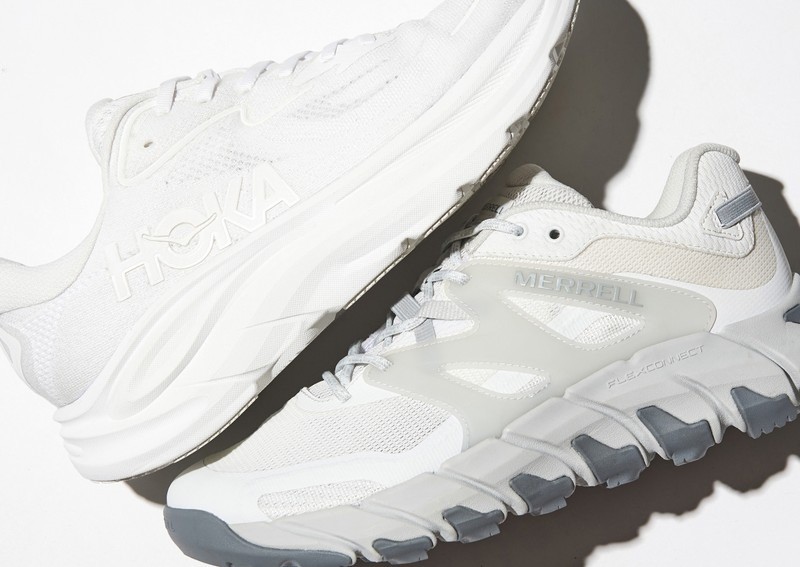 左●スニーカー1万9800円／ホカ（デッカーズジャパン）、右●スニーカー1万6500円／メレル（丸紅コンシューマーブランズ）