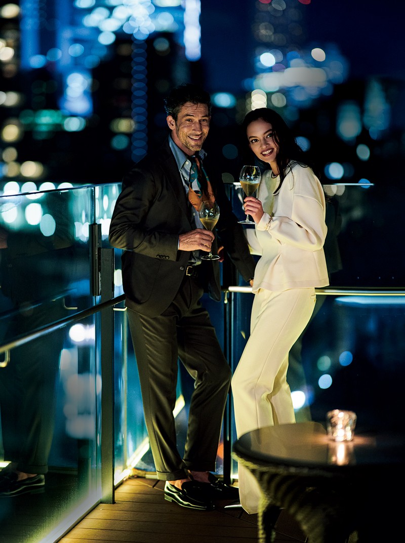 【スーツでディナー3】宵の風吹くテラス・ディナーなら、芯なしスーツをスカーフで着流し！