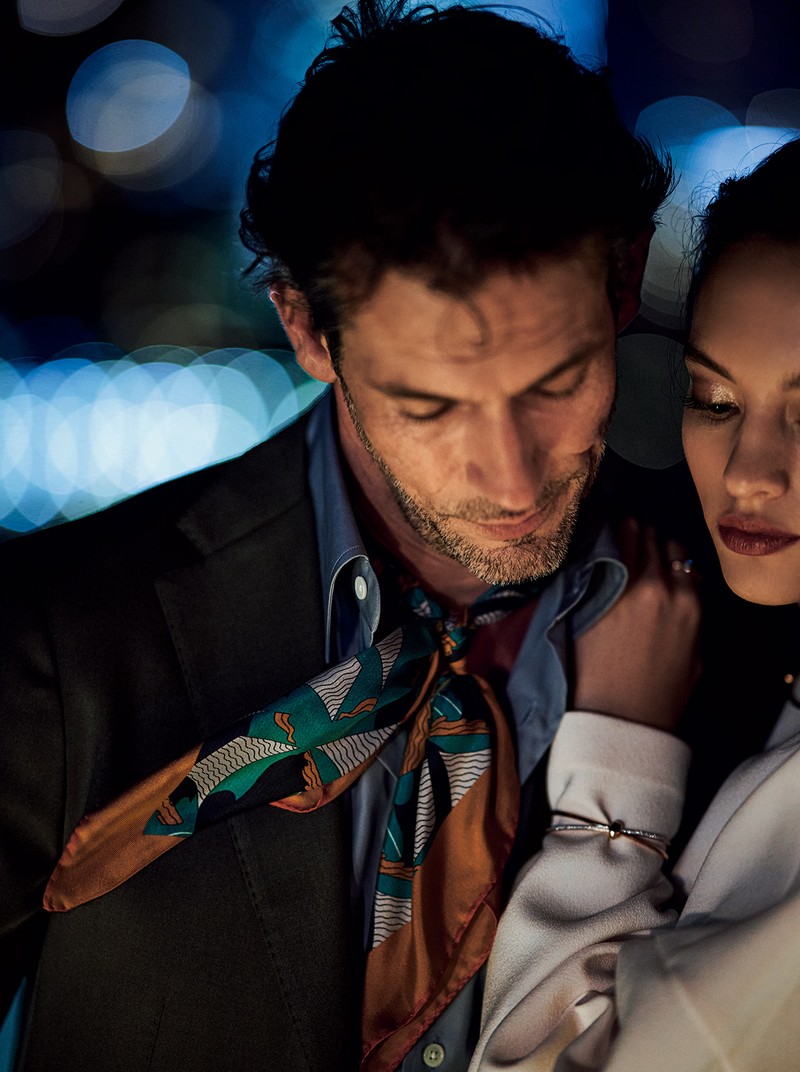 【スーツでディナー3】宵の風吹くテラス・ディナーなら、芯なしスーツをスカーフで着流し！