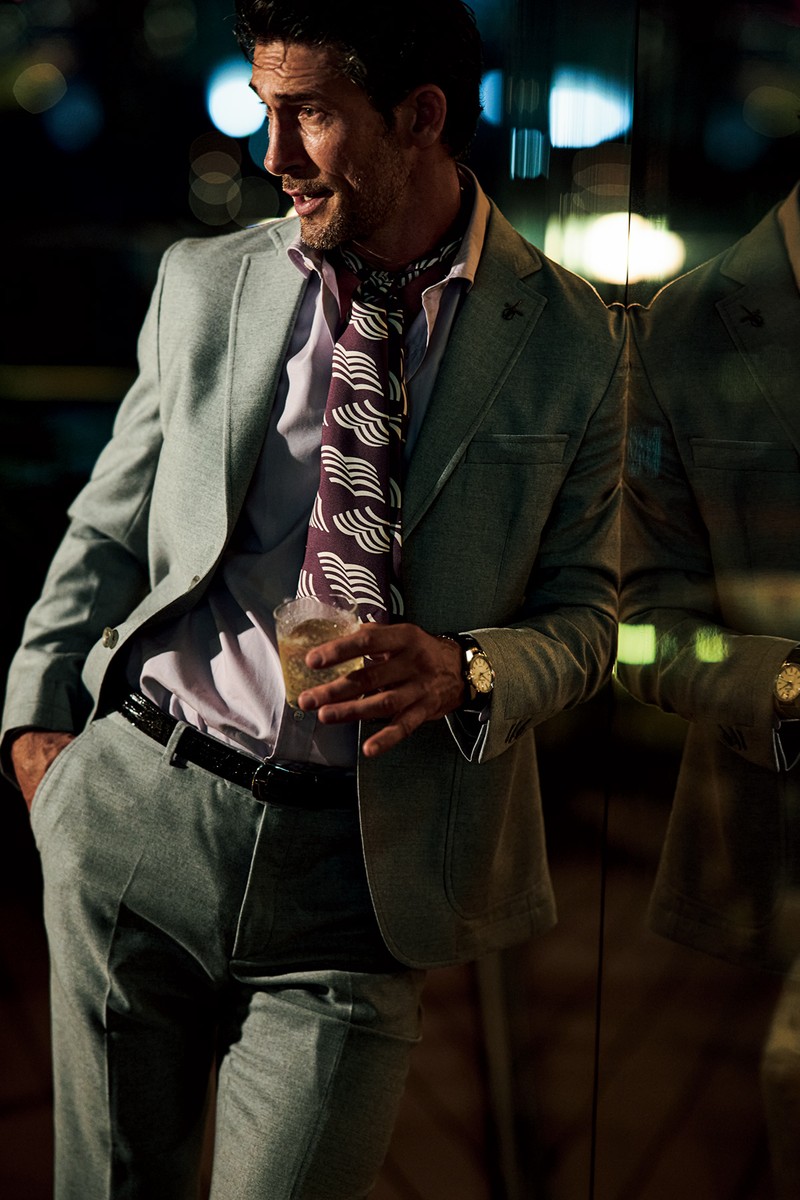 スーツ17万9300円／パオローニ（ARIMOTO）、シャツ2万9700円／ポール・スチュアート（ポール・スチュアート青山本店）、ベルト4万9500円／アンドレア ダミコ（ビームス 六本木ヒルズ）、スカーフ1万8700円／ポール・スチュアート（ポール・スチュアート青山本店）